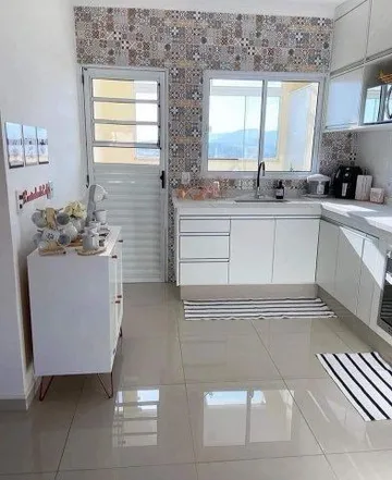 Kitchen with a patterned tile backsplash, cleaned by Rosy
